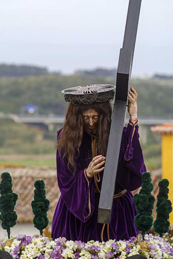 Una figura de Cristo con una corona de espinas que lleva la cruz en Obidos.
