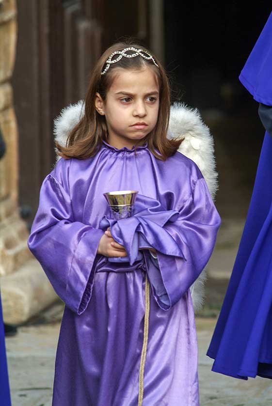 Un ángel joven con túnica púrpura y con un cáliz en Obidos.