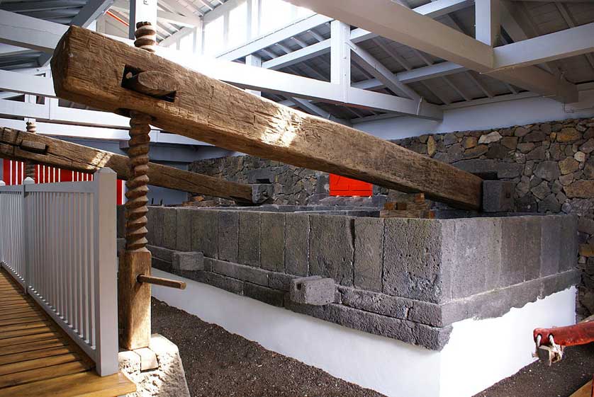 Lagar histórico de madera en el museo.