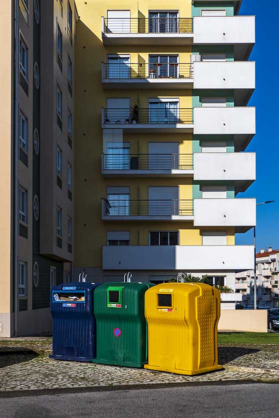Ecoponto fuera de un bloque de viviendas en Portugal.