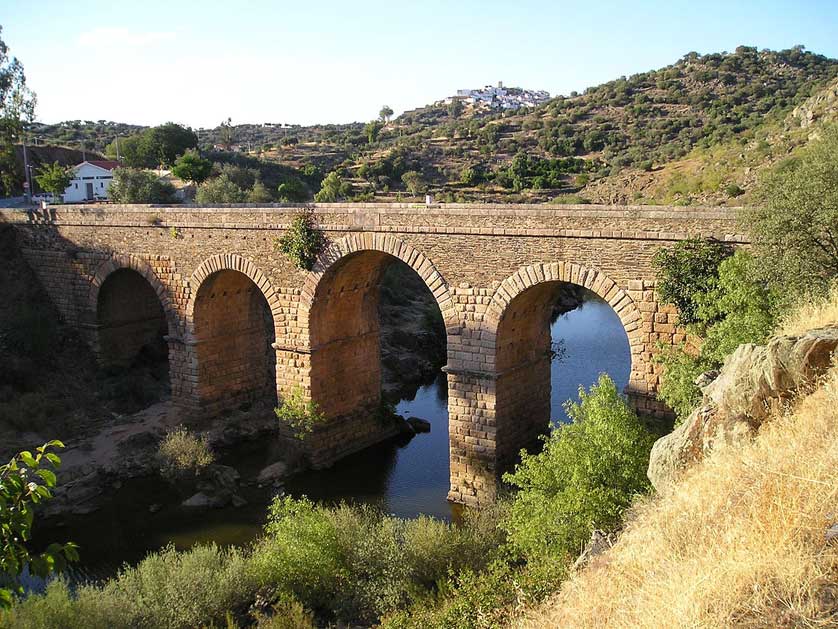 El Puente de Segura cruza un afluente del río Tajo entre España y Portugal.
