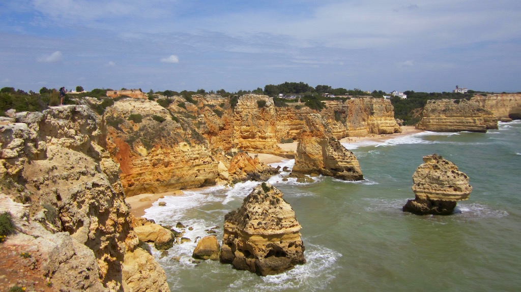 Magnífica ruta de senderismo desde Benagil, Algarve: curso dos con siete cupones suspendidos. Milagro geológico. © Maria Calvo.