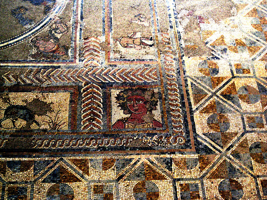Magnífico mosaico sobre las ruinas de Conimbrigh en Coimbra. Foto de richjo.