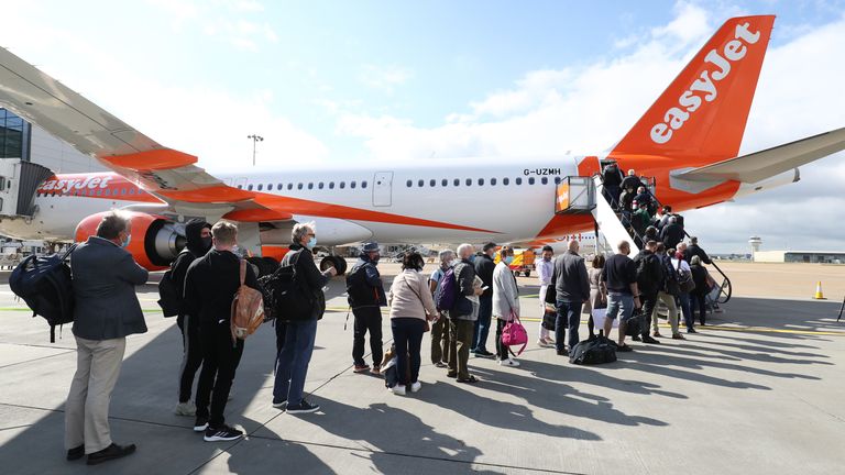 Los pasajeros en el aeropuerto de Gatwick abordan un vuelo a Faro, Portugal