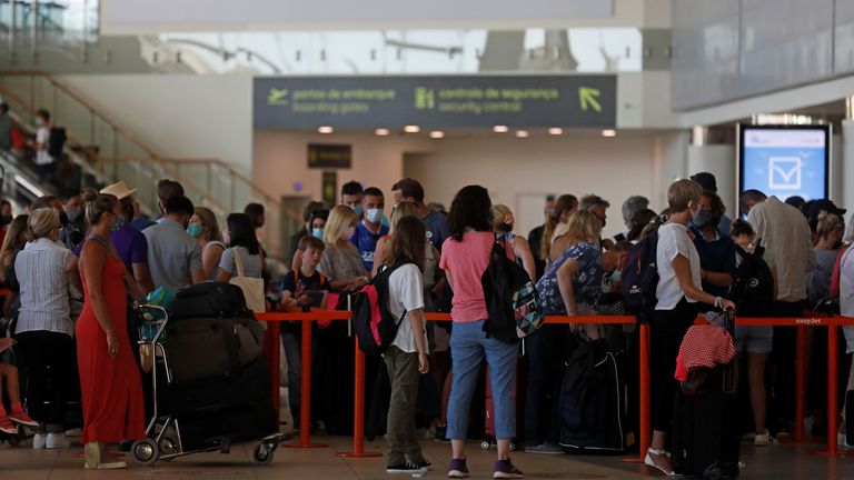 Personas haciendo cola en el aeropuerto de Faro a raíz de la pandemia de coronavirus (COVID-19) en Faro, Portugal, el 6 de junio de 2021. REUTERS / Pedro Nunes