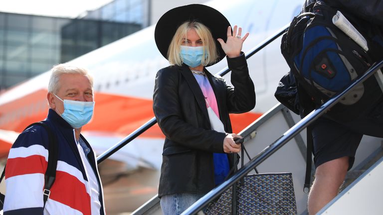 Los pasajeros se preparan para abordar el vuelo de easyJet a Faro, Portugal, en el aeropuerto de Gatwick