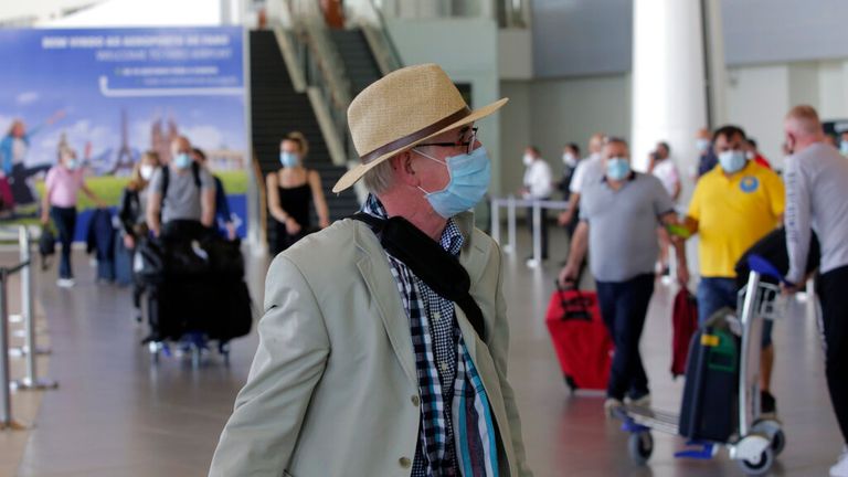 Un pasajero británico se muestra en el aeropuerto de Faro